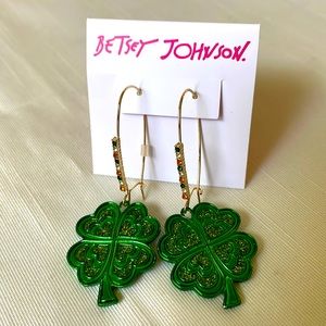 BNWT Betsey Johnson green shamrock earrings